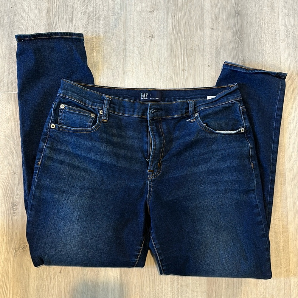 Women’s GAP jeans size 31. Girlfriend style